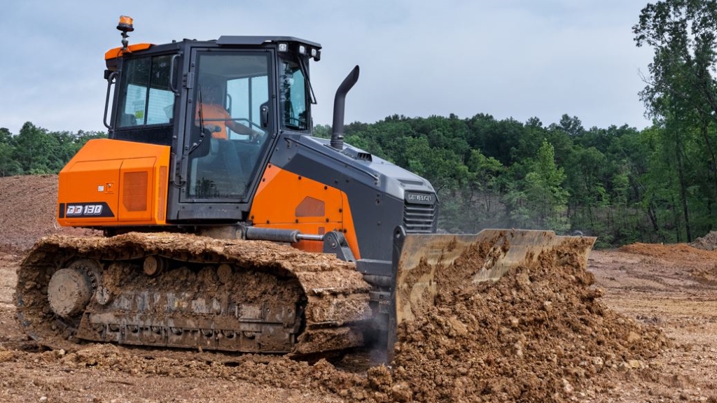 Davezer DEVELON dozer – Rental Management Media Group