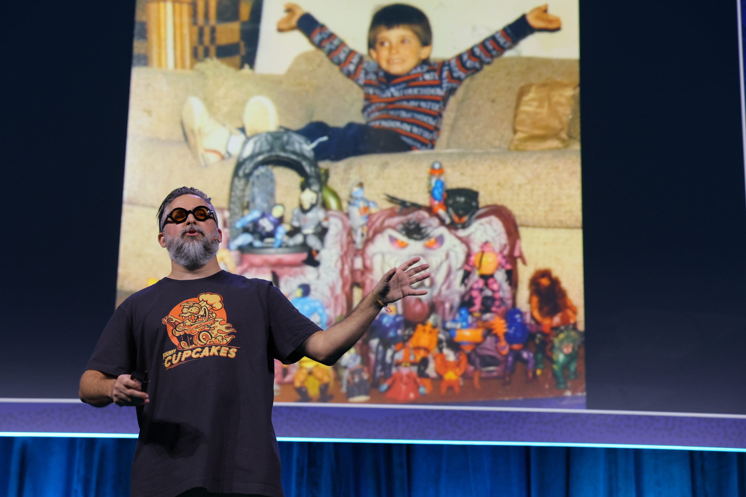 Keynote Session features Johnny Cupcakes, passing of the gavel